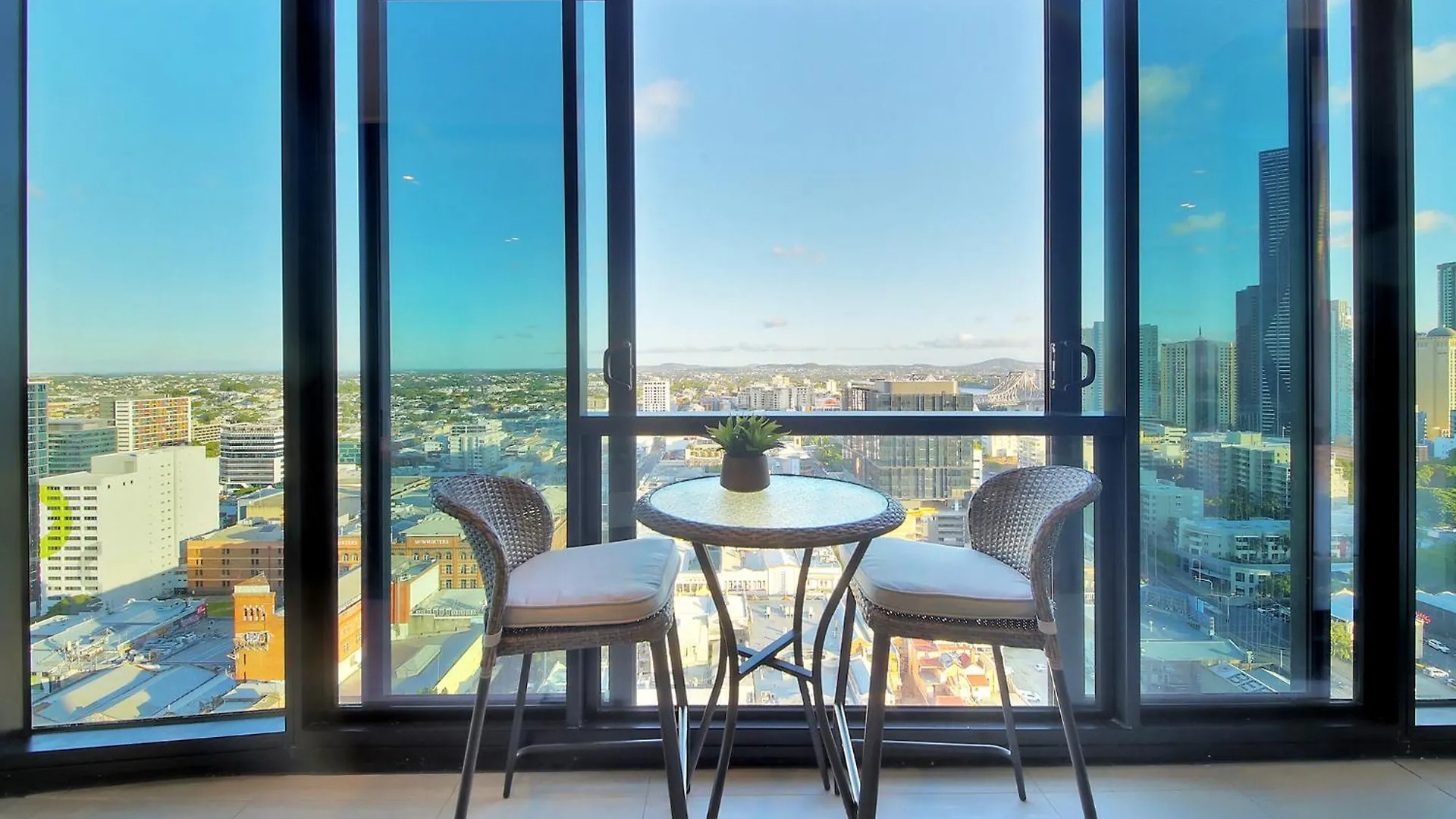 Skyline Serenity Luxury Apt With Free Parking 布里斯班 澳大利亚